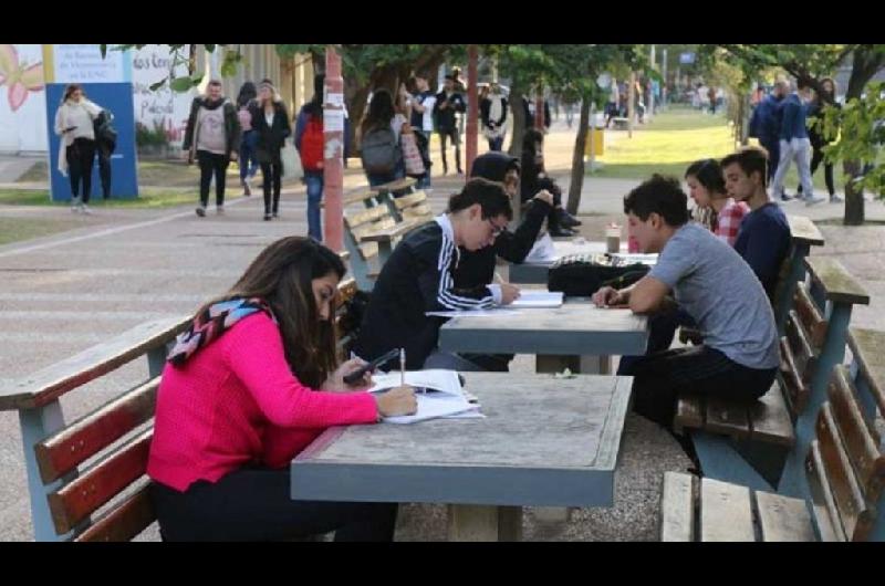 Un 83-en-porciento- de los trabajadores argentinos estaacute desmotivado- ldquoPor esa plata me quedo donde estoyrdquo