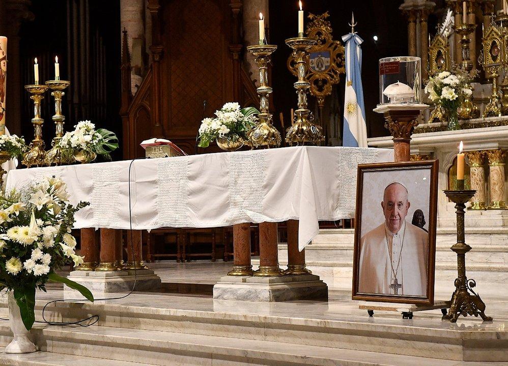 A un antildeo de la muerte del papa Francisco- las misas y homenajes que se realizaraacuten