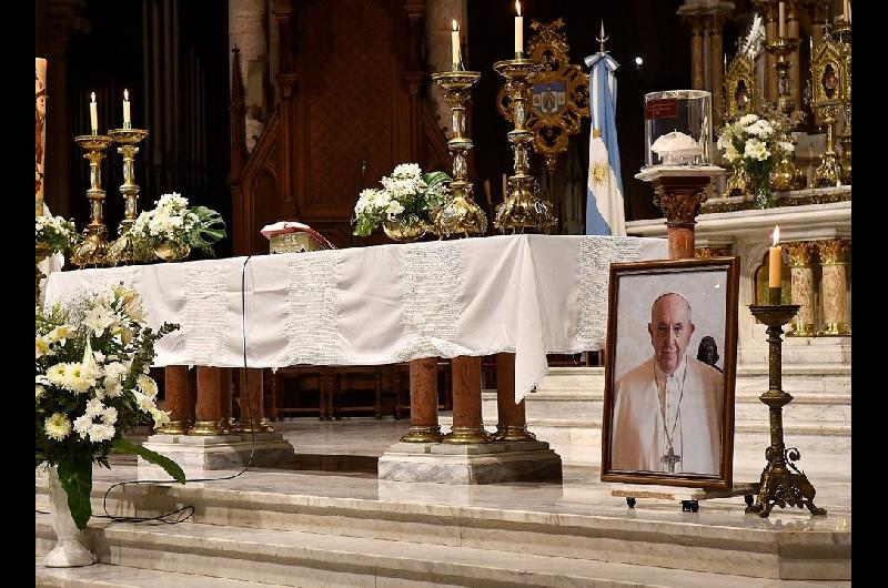A un antildeo de la muerte del papa Francisco- las misas y homenajes que se realizaraacuten