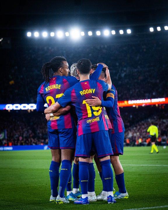 Barcelona ganoacute por la miacutenima estiroacute la ventaja y acaricia el tiacutetulo en La Liga