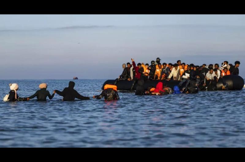 Francia y Reino Unido firman acuerdo para frenar migracioacuten en situacioacuten irregular