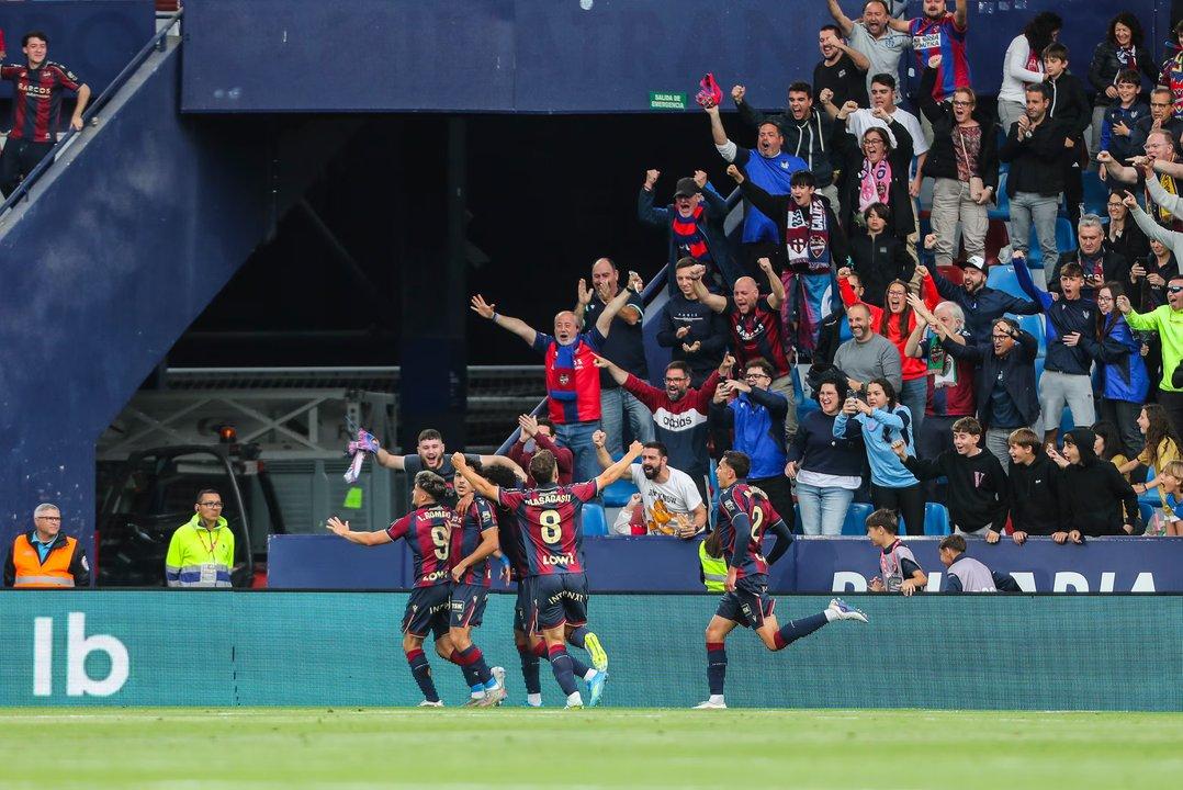 El Sevilla perdioacute un duelo clave ante el Levante y quedoacute muy comprometido con la zona de descenso