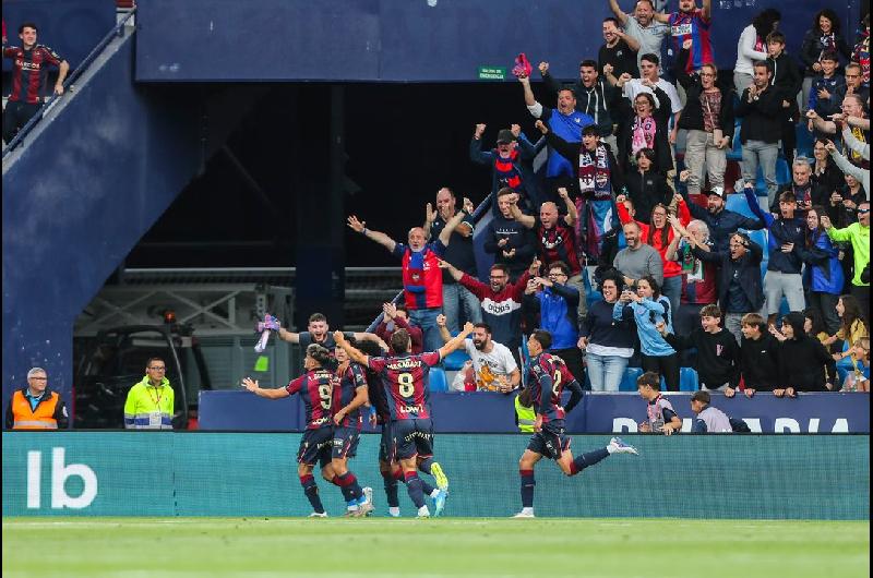 El Sevilla perdioacute un duelo clave ante el Levante y quedoacute muy comprometido con la zona de descenso