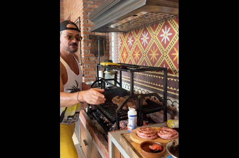 Ricardo Arjona se prepara para sus shows en Argentina practicando sus asados