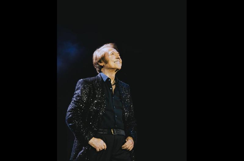 Raphael deslumbroacute con ldquoRaphaeliacutesimordquo en Meacutexico y crece la expectativa por su show en Argentina