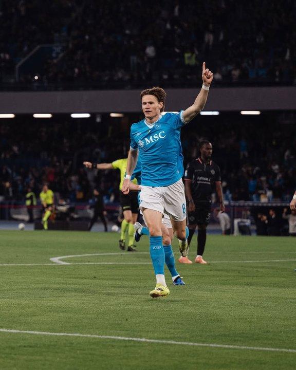 Napoli goleoacute al Cremonese y sigue vivo en la Serie A