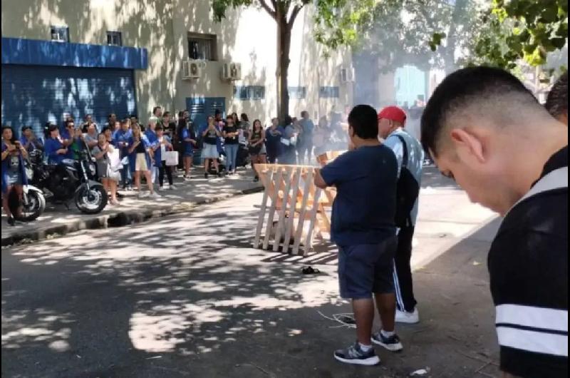 Patronal y trabajadores se contradicen sobre siacute cerroacute o no la faacutebrica de las marcas Cocot y Dufour