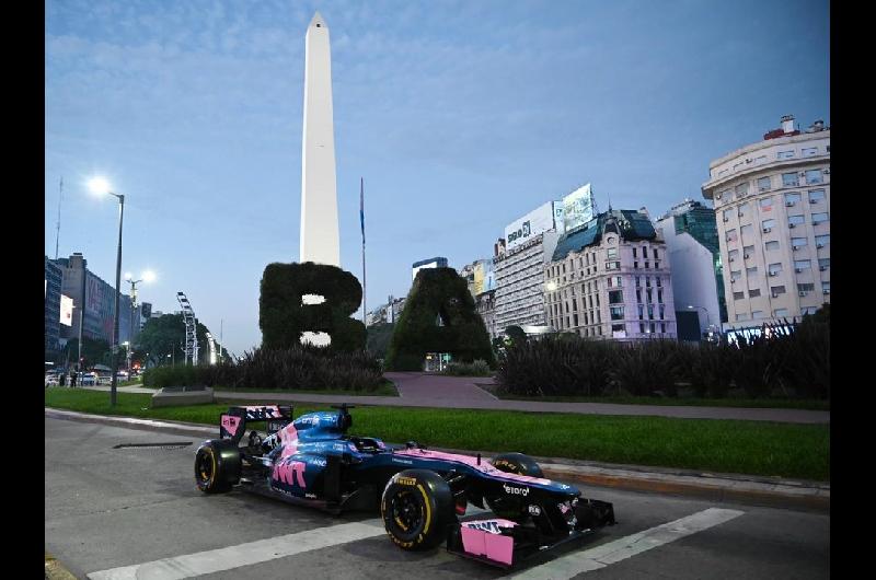 Presentaron en el Obelisco el Foacutermula 1 que conduciraacute Colapinto en Palermo