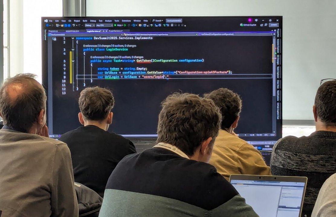 Programadores en la era IA- por queacute las empresas siguen necesitando maacutes talento