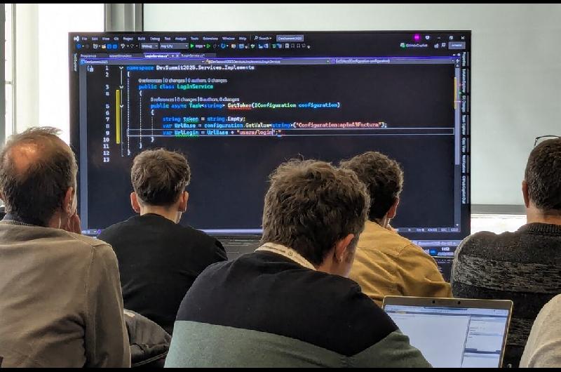 Programadores en la era IA- por queacute las empresas siguen necesitando maacutes talento