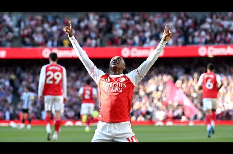 Inglaterra- Arsenal le ganoacute a Newcastle United y con un partido maacutes sigue siendo lider de la Premier League