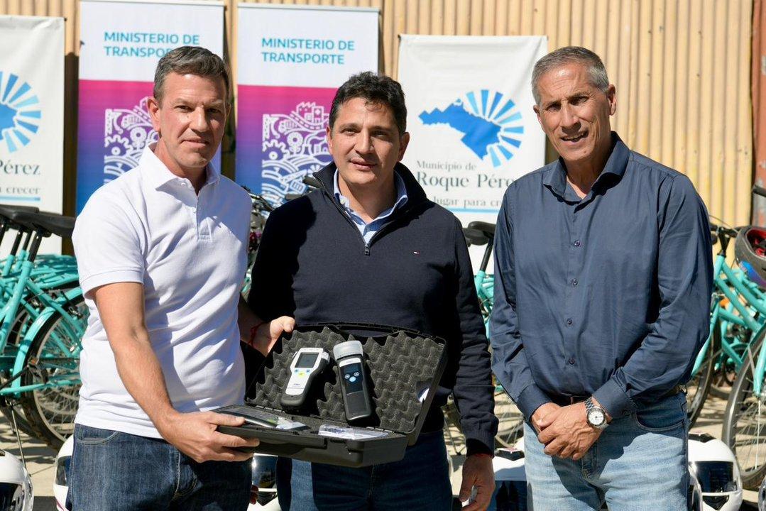En Roque Peacuterez la Provincia refuerza la seguridad vial con entrega de cascos bicicletas y alcoholiacutemetros