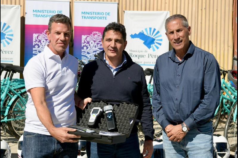 En Roque Peacuterez la Provincia refuerza la seguridad vial con entrega de cascos bicicletas y alcoholiacutemetros