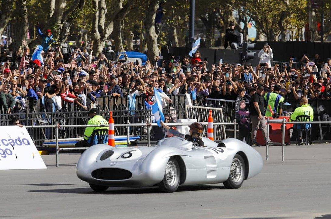 Colapinto emocionoacute a los nostaacutelgicos con la histoacuterica ldquoFlecha de Platardquo de Fangio 