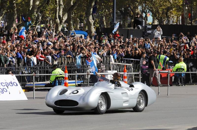 Colapinto emocionoacute a los nostaacutelgicos con la histoacuterica ldquoFlecha de Platardquo de Fangio 