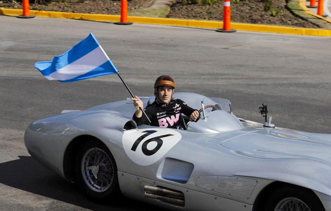 Fotogaleriacutea NA- Colapinto a bordo del histoacuterico Mercedes de Fangio