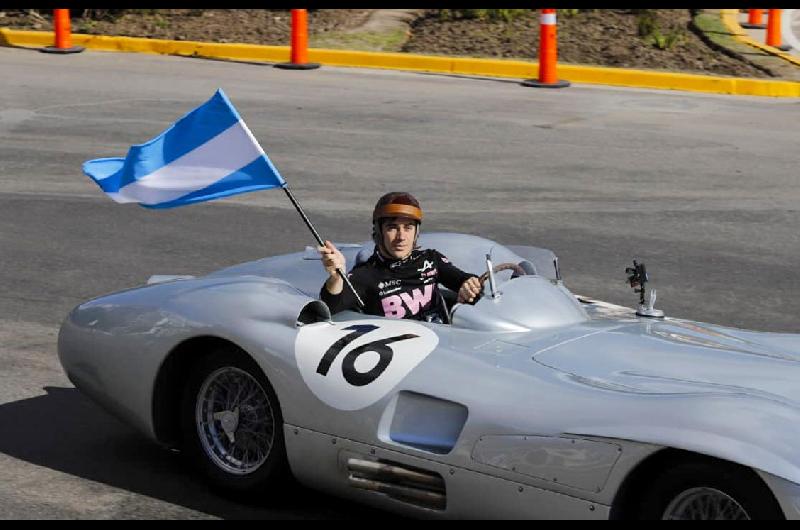 Fotogaleriacutea NA- Colapinto a bordo del histoacuterico Mercedes de Fangio