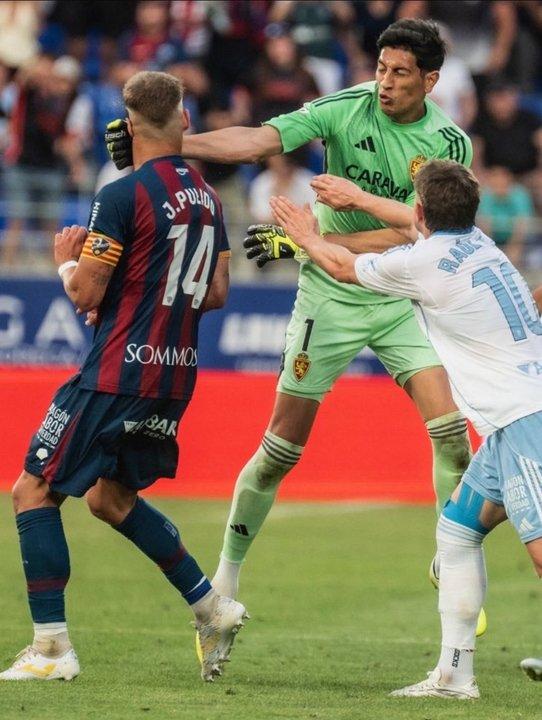 Escaacutendalo- pintildea y expulsioacuten del arquero argentino Esteban Andrada en la Segunda Divisioacuten espantildeola