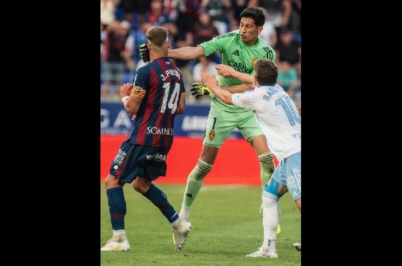 Escaacutendalo- pintildea y expulsioacuten del arquero argentino Esteban Andrada en la Segunda Divisioacuten espantildeola