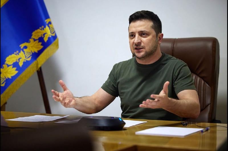 Zelenski dispuesto a celebrar nueva fase de diaacutelogo con Rusia en Azerbaiyaacuten