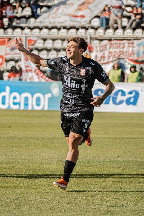 Moroacuten le ganoacute a Racing de Coacuterdoba por 2-1 y es el uacutenico liacuteder de la zona A de la Primera Nacional 2026