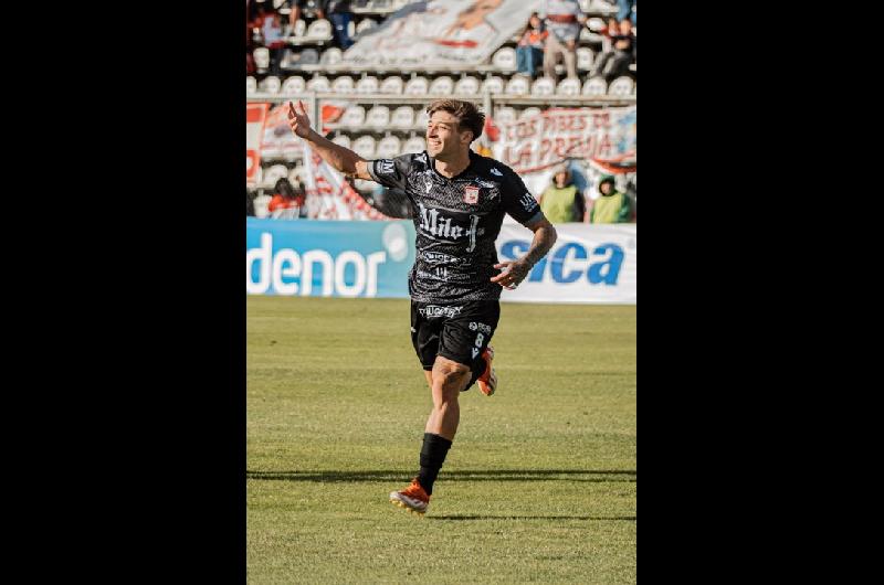 Moroacuten le ganoacute a Racing de Coacuterdoba por 2-1 y es el uacutenico liacuteder de la zona A de la Primera Nacional 2026