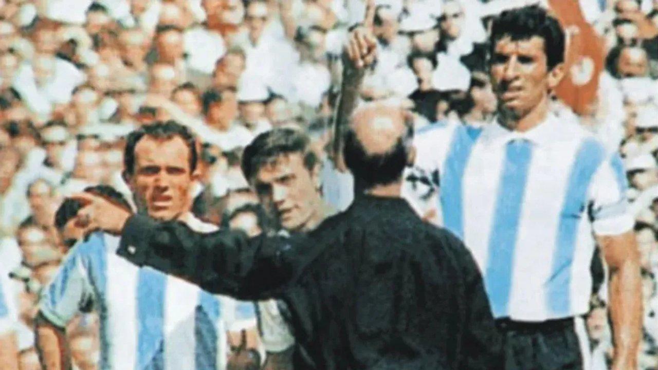 De la expulsioacuten de Rattiacuten al VAR- coacutemo la Seleccioacuten argentina cambioacute las reglas del fuacutetbol