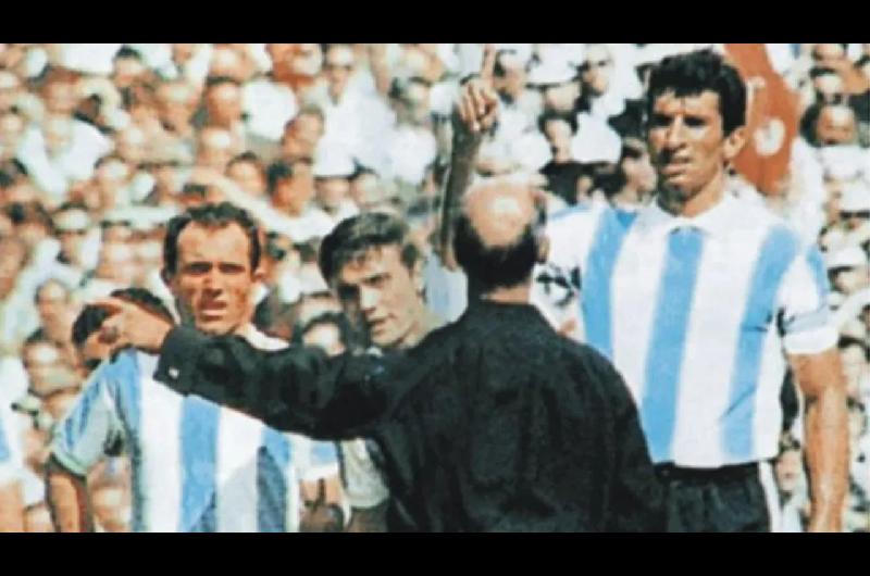 De la expulsioacuten de Rattiacuten al VAR- coacutemo la Seleccioacuten argentina cambioacute las reglas del fuacutetbol