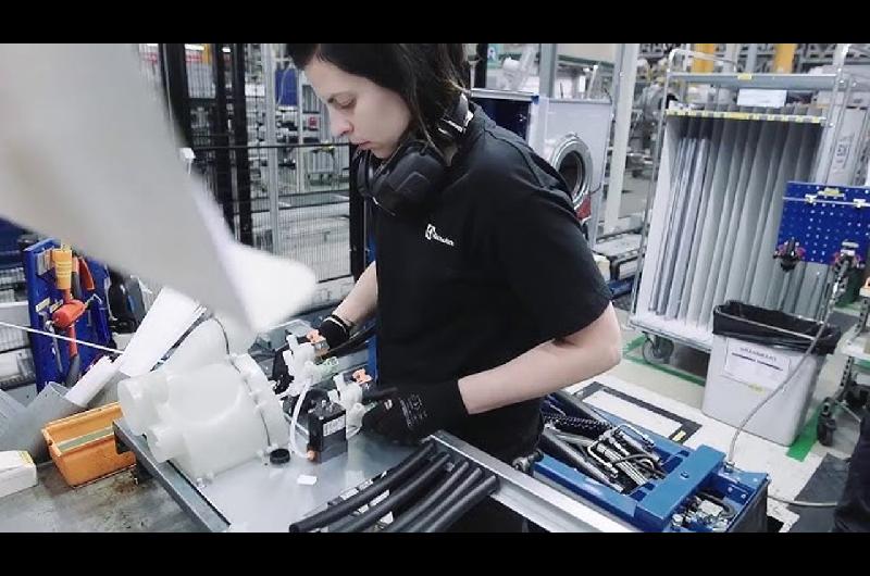 Una empresa cierra su produccioacuten de heladeras en Rosario