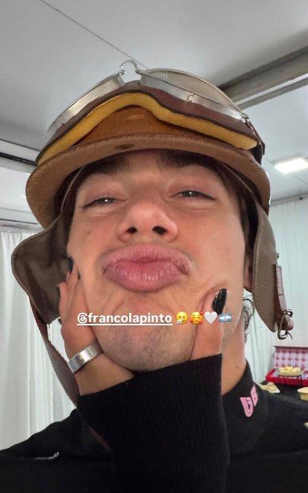 Franco Colapinto y Maia Reficco a los besos en Buenos Aires