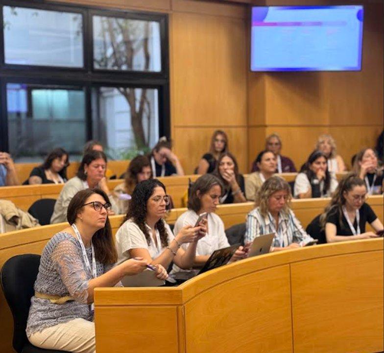 La inteligencia artificial empuja maacutes a mujeres que a hombres a cambiar empleo