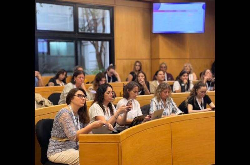 La inteligencia artificial empuja maacutes a mujeres que a hombres a cambiar empleo