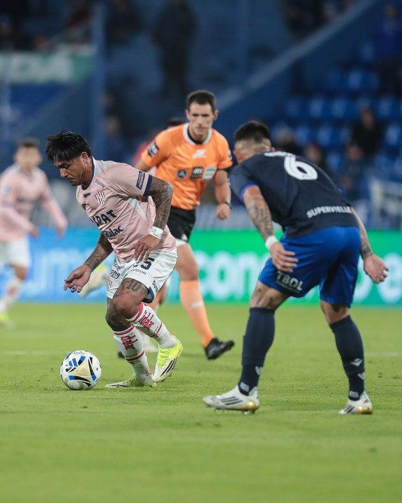 Veacutelez empatoacute con Unioacuten y desperdicioacute la chance de ser liacuteder de la Zona A del Torneo Apertura