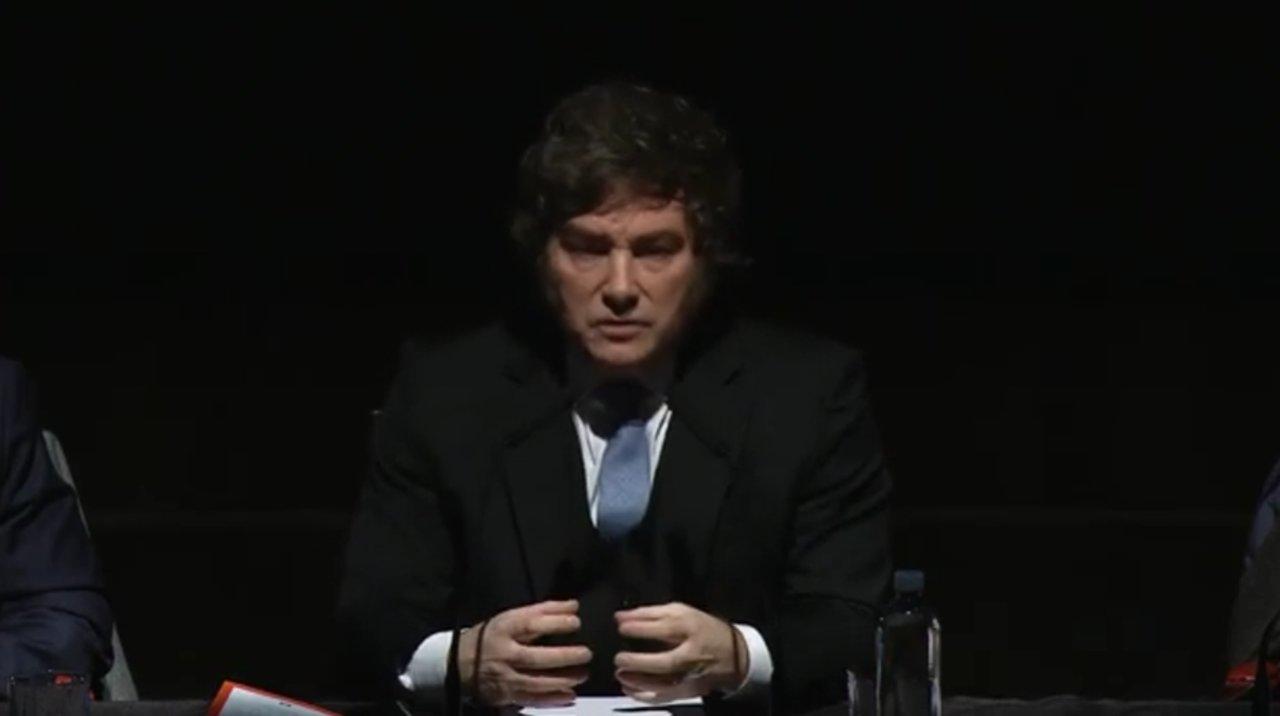 Javier Milei se molestoacute por una pregunta sobre la inflacioacuten- ldquoNo es el lugar no es el momentordquo