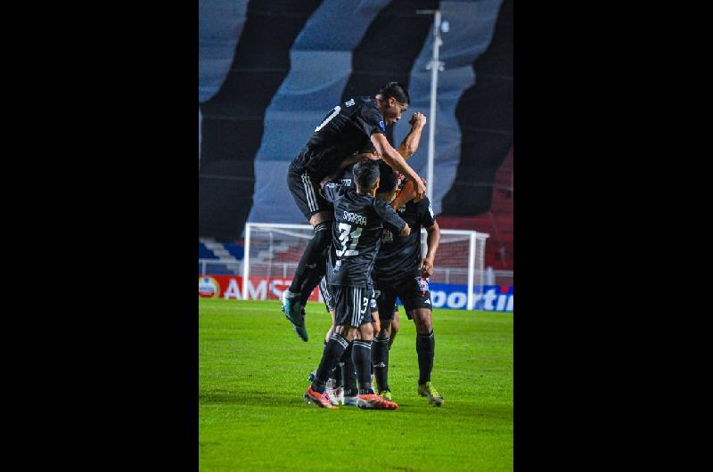 Riestra le ganoacute a Montevideo City Torque y estaacute en zona de clasificacioacuten en la Copa Sudamericana