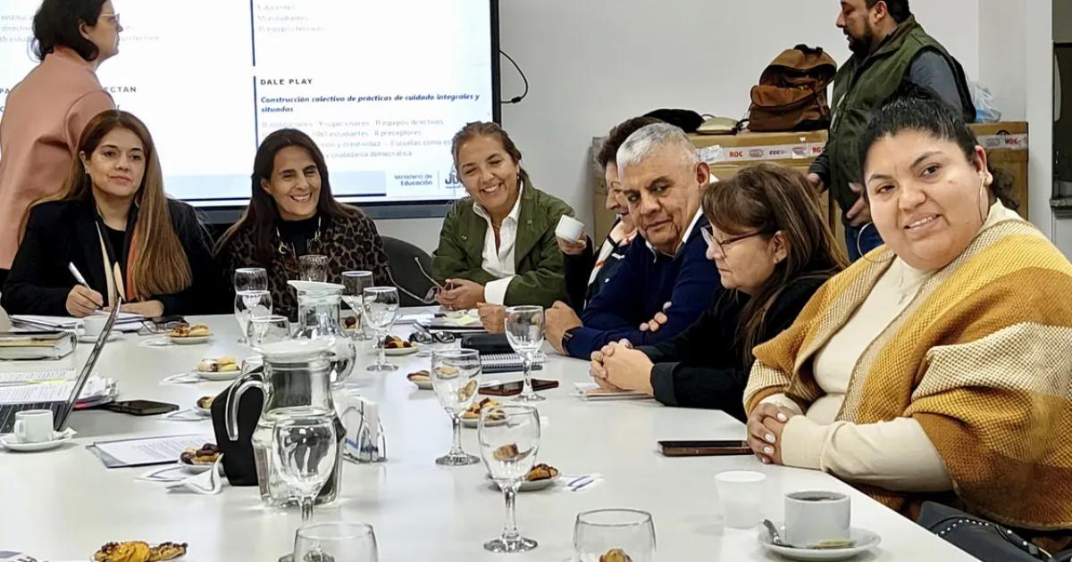 Funcionarios de Educacioacuten junto a diputados para fijar agenda de trabajo