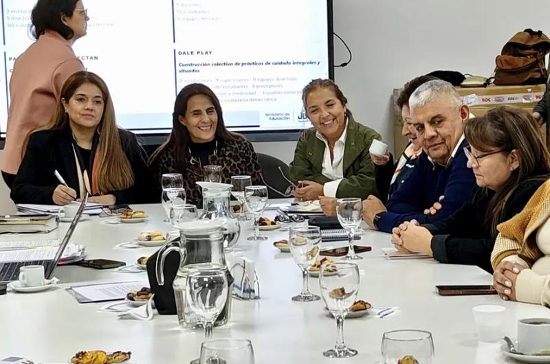 Funcionarios de Educacioacuten junto a diputados para fijar agenda de trabajo