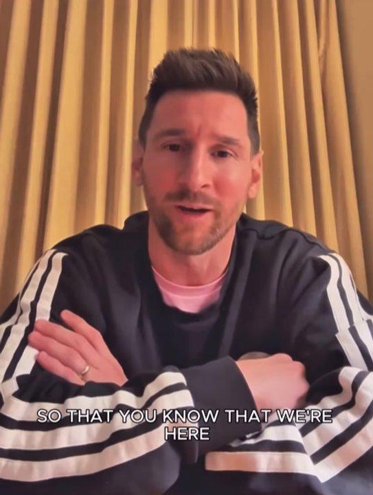 Lionel Messi se presentoacute ante el plantel del Cornellagrave el club espantildeol que comproacute