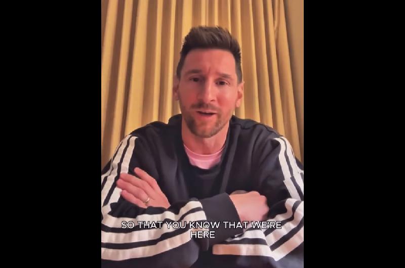 Lionel Messi se presentoacute ante el plantel del Cornellagrave el club espantildeol que comproacute