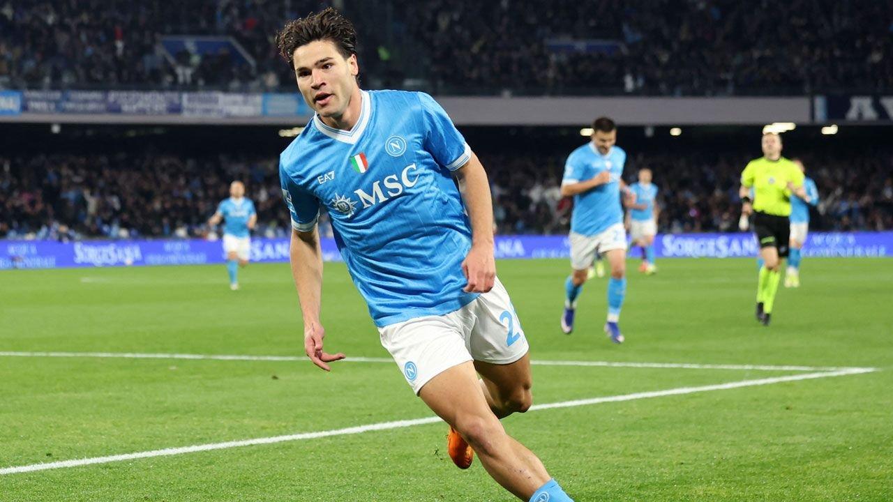 Naacutepoli visita a Como y necesita ganar para estirar la definicioacuten de la Serie A