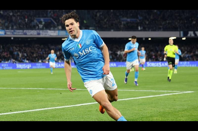 Naacutepoli visita a Como y necesita ganar para estirar la definicioacuten de la Serie A