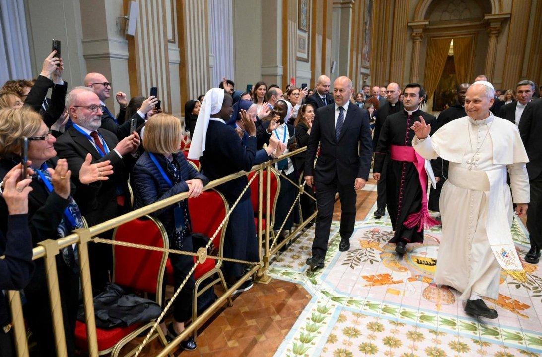 El papa Leoacuten XIV exigioacute a los empleados de la Iglesia que dejen de ser espectadores