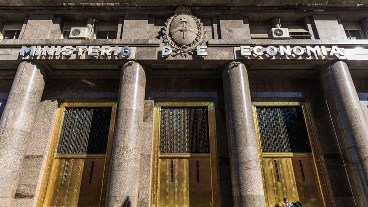 El Tesoro acelera el rulo de los pesos para esquivar la bomba de vencimientos