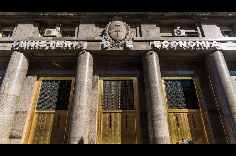 El Tesoro acelera el rulo de los pesos para esquivar la bomba de vencimientos