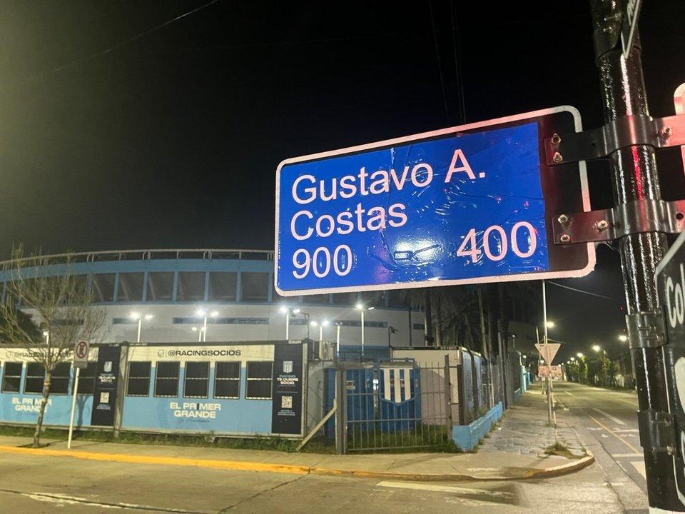 Los hinchas de Racing respaldan a Costas y le ponen su nombre a la calle ldquoMilito