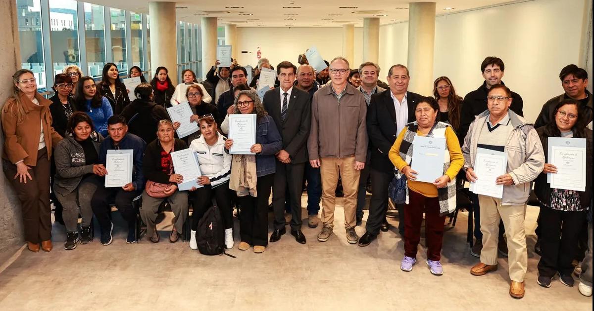 Carlos Sadir entregoacute maacutes de 60 escrituras a beneficiarios