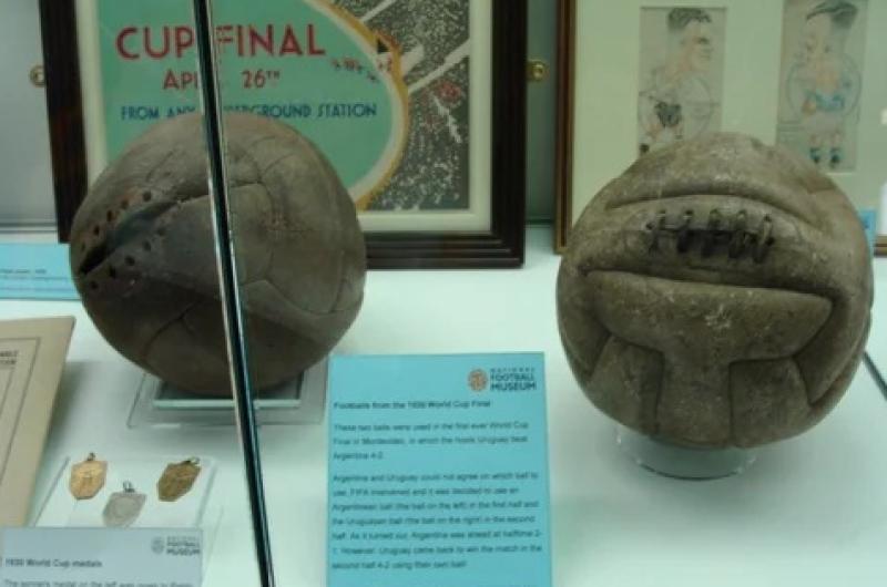 El diacutea que la final del Mundial de Fuacutetbol Uruguay 1930 se jugoacute con dos pelotas distintas 