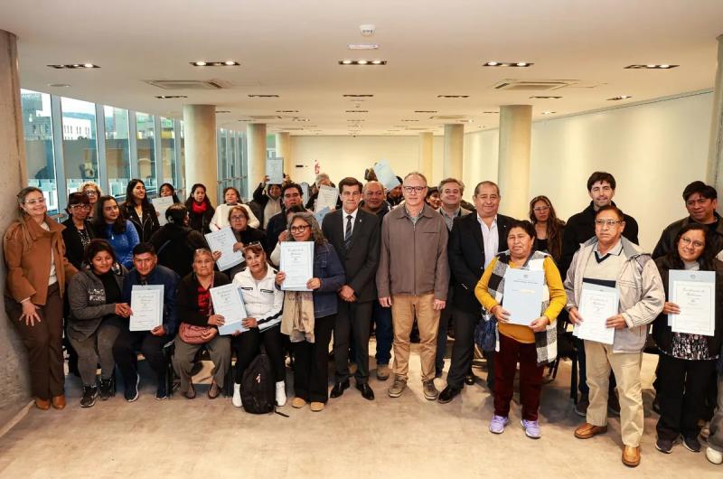 Carlos Sadir entregoacute maacutes de 60 escrituras a beneficiarios