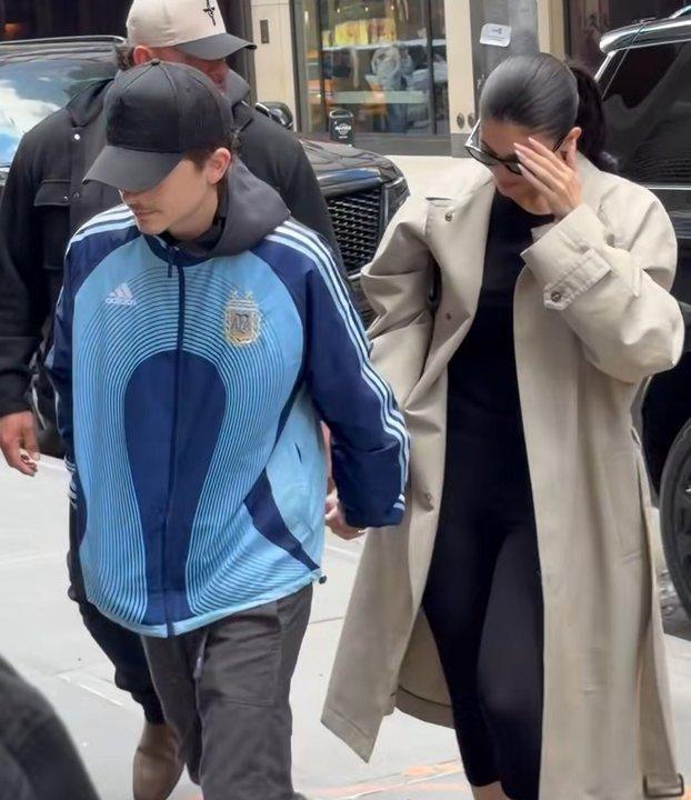 El look de Timotheacutee Chalamet que incendioacute las redes- un buzo de la Seleccioacuten Argentina