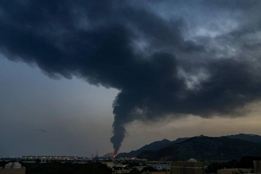 Tres heridos en un incendio en una instalacioacuten petrolera de Fujairah tras un ataque con drones iraniacutees